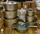 سرویس قابلمه چدن گرانیت ۱۶ پارچه برند sg مدل آدنا رنگ طلایی