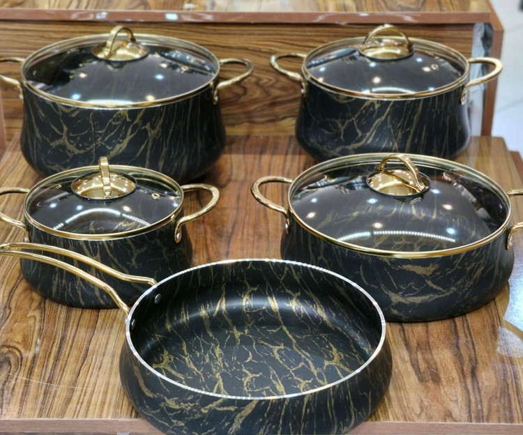 سرویس قابلمه ۹ پارچه برند لاکچری( کار ترک) مشکی با رگه طلایی